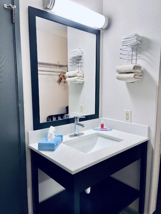 Econo Lodge Williston Buitenkant foto