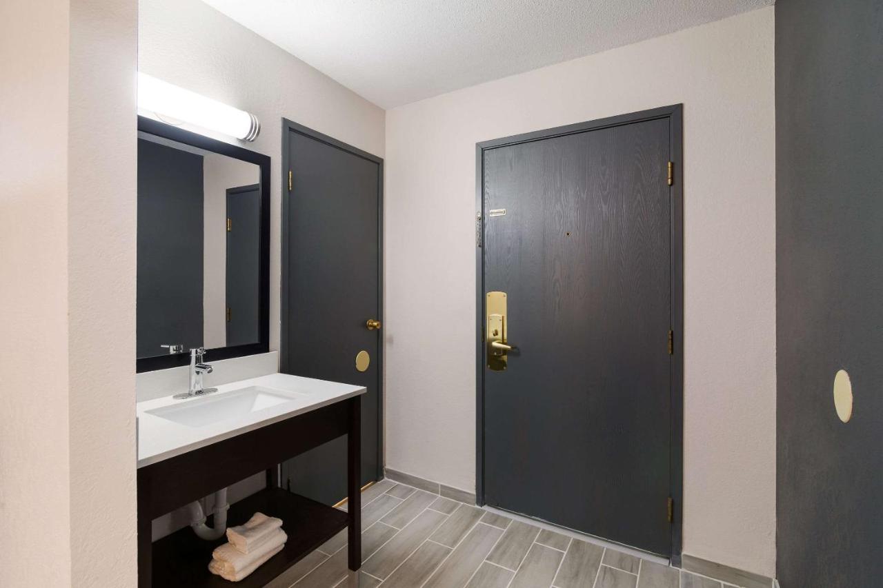 Econo Lodge Williston Buitenkant foto