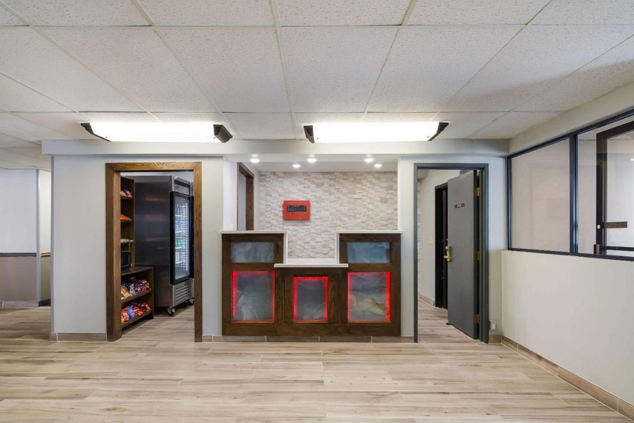 Econo Lodge Williston Buitenkant foto