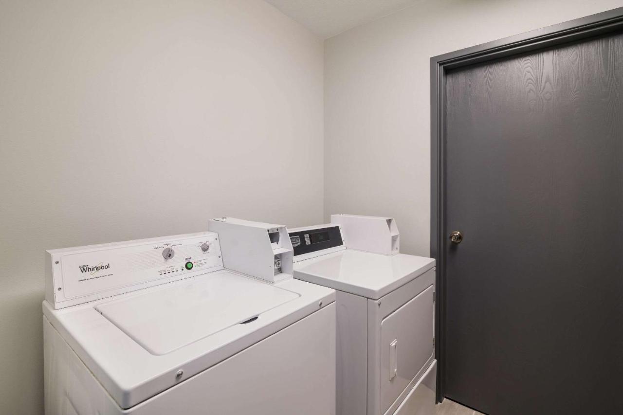 Econo Lodge Williston Buitenkant foto